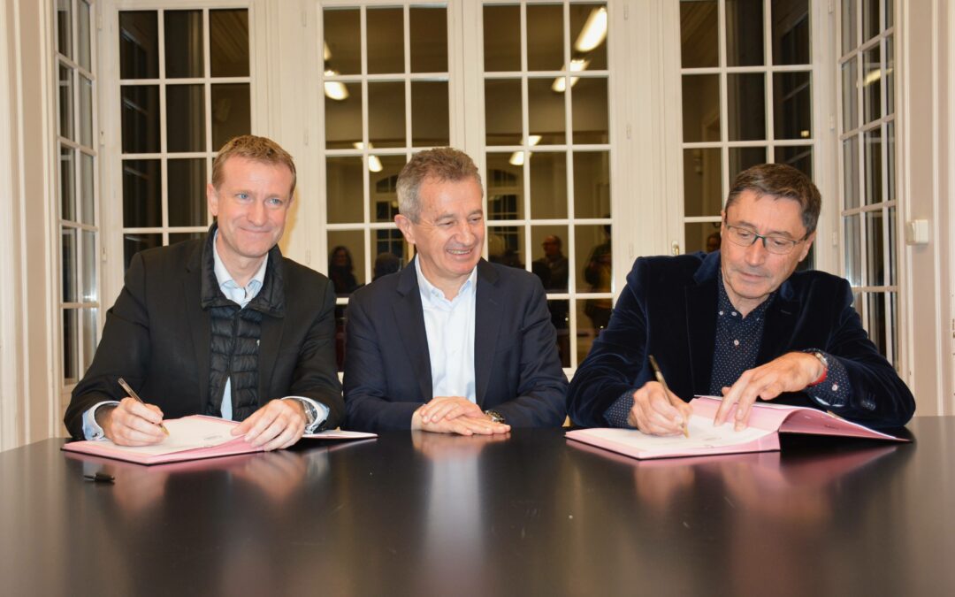 Signature officielle du Contrat d’Aménagement Régional en mairie pour le groupe scolaire de la Berchère